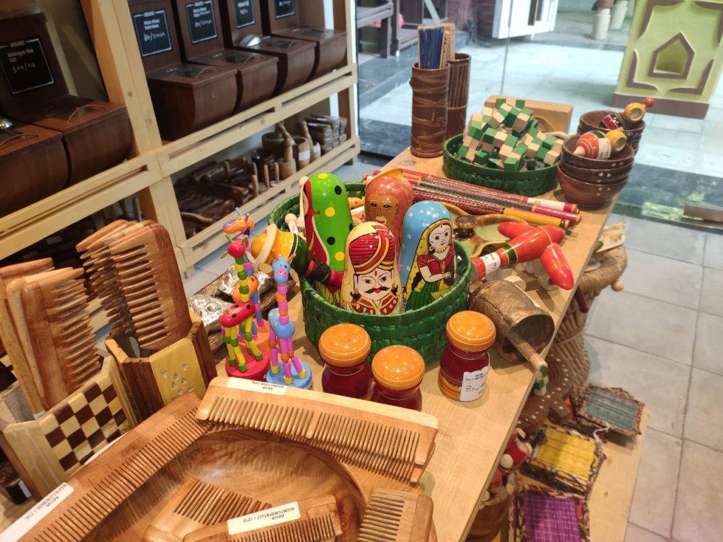 Wooden combs and toys. Photo© Adrish Zerowaste Organic Store