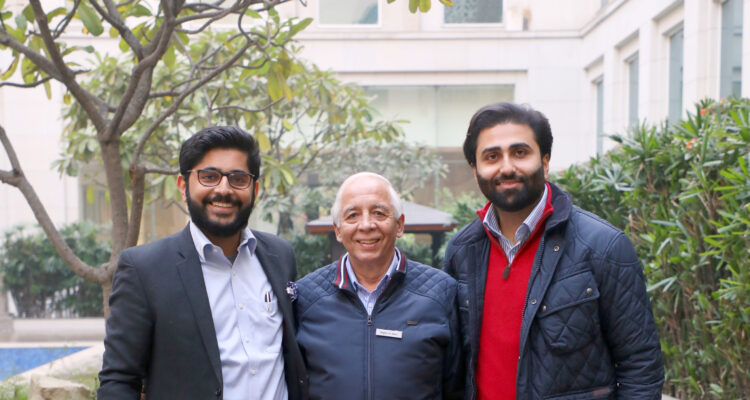 Rohan Grover (links) mit JS Oberoi (CEO) und Anmol Arora (Co-Direktor)